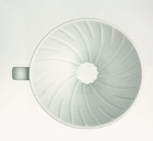 Lade das Bild in den Galerie-Viewer, Hario V60 Handfilter Porzellan Größe 02
